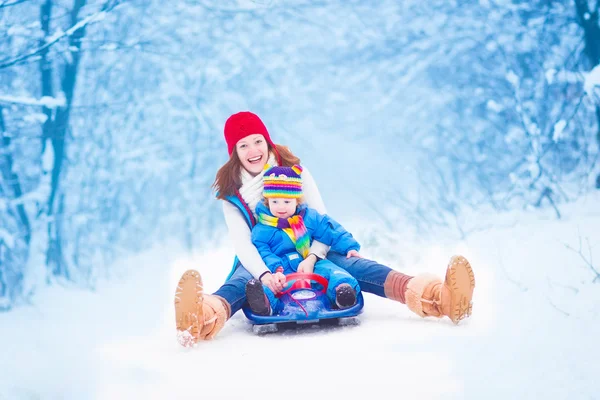 Anne ve bebek sleigh ride zevk — Stok fotoğraf