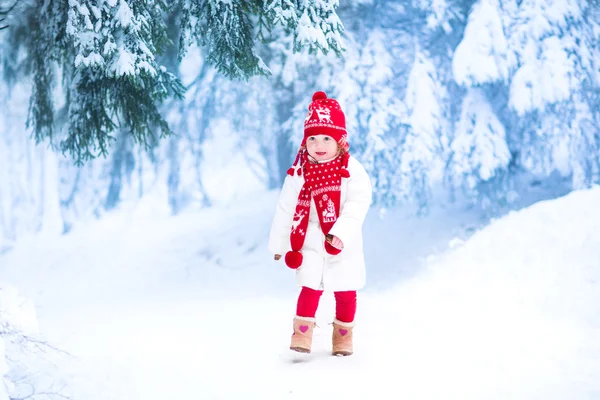 在白雪皑皑的公园跑步的小女孩 — 图库照片