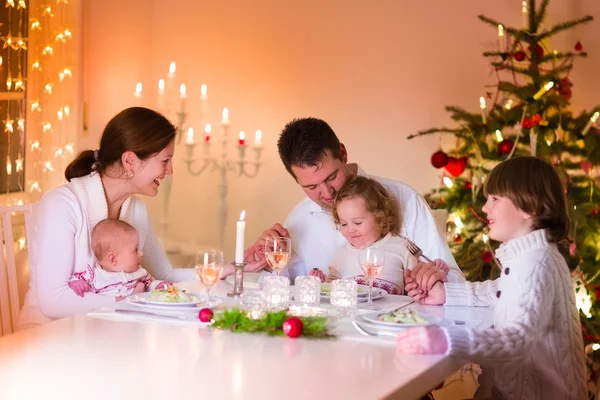 Ευτυχισμένη οικογένεια σε χριστουγεννιάτικο δείπνο — Φωτογραφία Αρχείου