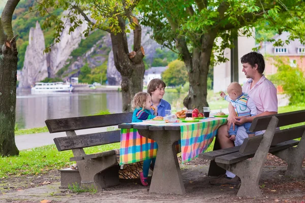 Ojciec i dzieci na piknik — Zdjęcie stockowe