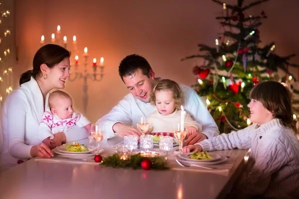 Bonne famille au dîner de Noël — Photo