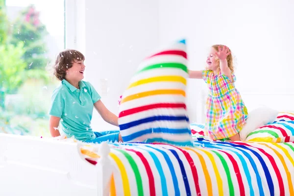 Kids having pillow fight — Stock Photo, Image