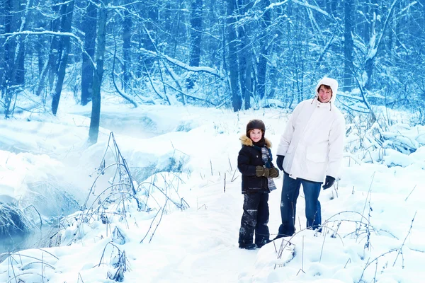 Vater und Sohn in einem verschneiten Park — Stockfoto