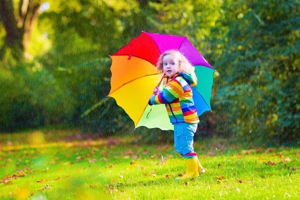 Fetiță cu umbrelă — Fotografie, imagine de stoc
