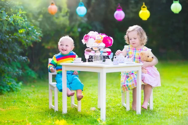 Niños en fiesta de té muñeca — Foto de Stock