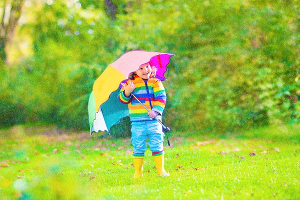 Kleines Mädchen mit Regenschirm — Stockfoto