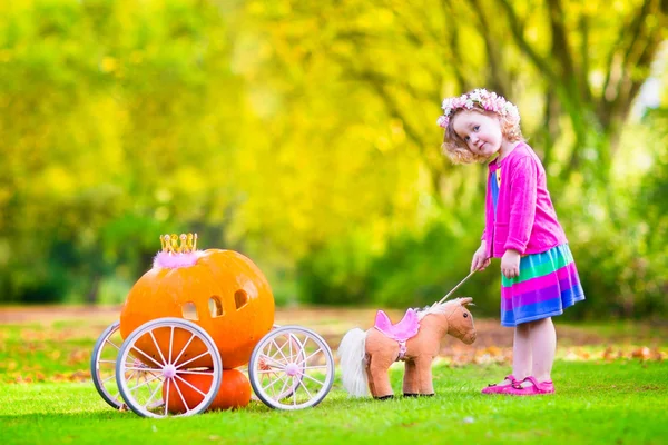 Kleines Mädchen spielt Aschenputtel — Stockfoto