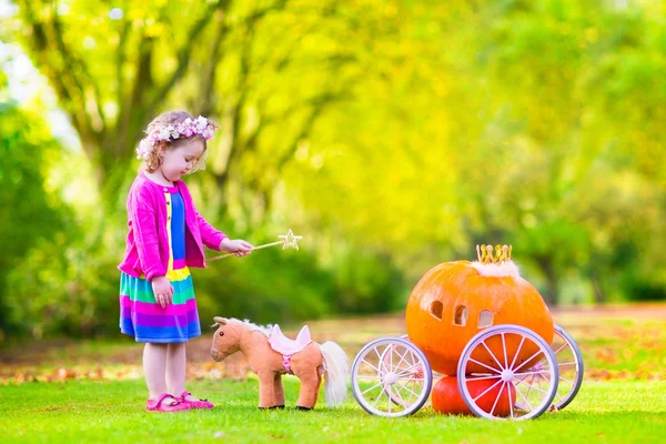 Klein meisje spelen cinderella — Stockfoto