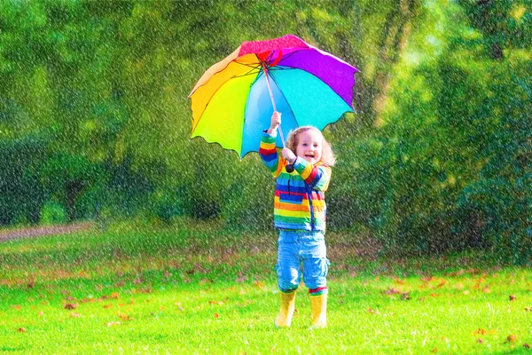 Маленькая девочка с зонтиком — стоковое фото