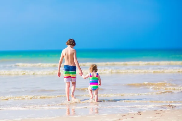 Kids walking on a beach Royalty Free Stock Photos