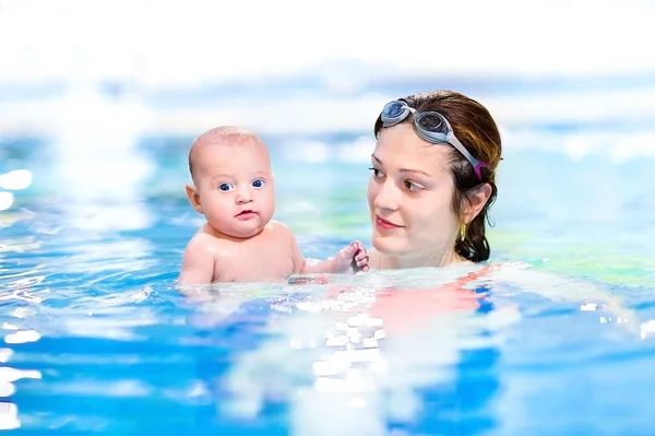 Adorable bébé garçon de deux mois profitant de la natation avec sa teigne — Photo