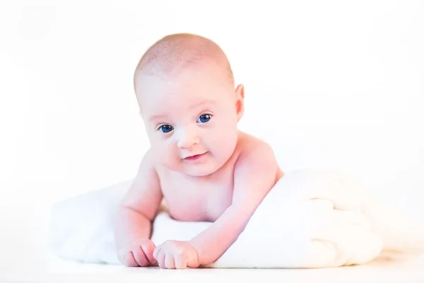 Adorable pequeño bebé relajándose sobre una suave manta en su barriga —  Fotos de Stock