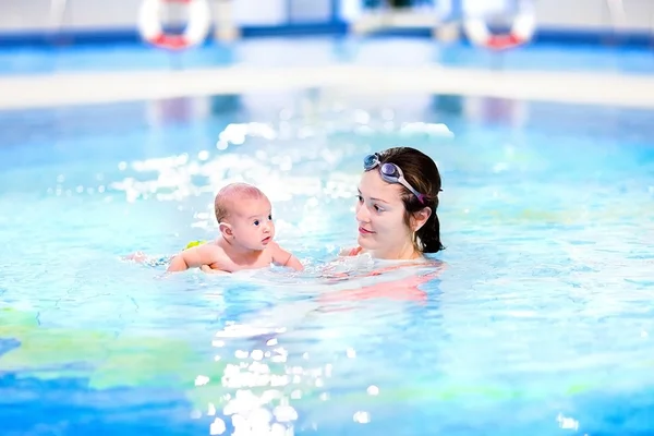 享受和他母亲一起游泳的滑稽的初生男婴 — 图库照片