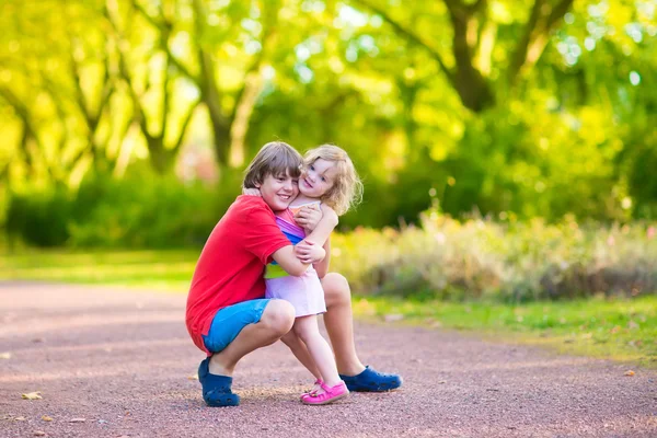 Brother and sister in a park — Stock Photo, Image