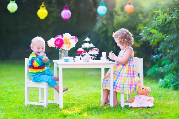 Crianças em festa de chá de boneca — Fotografia de Stock