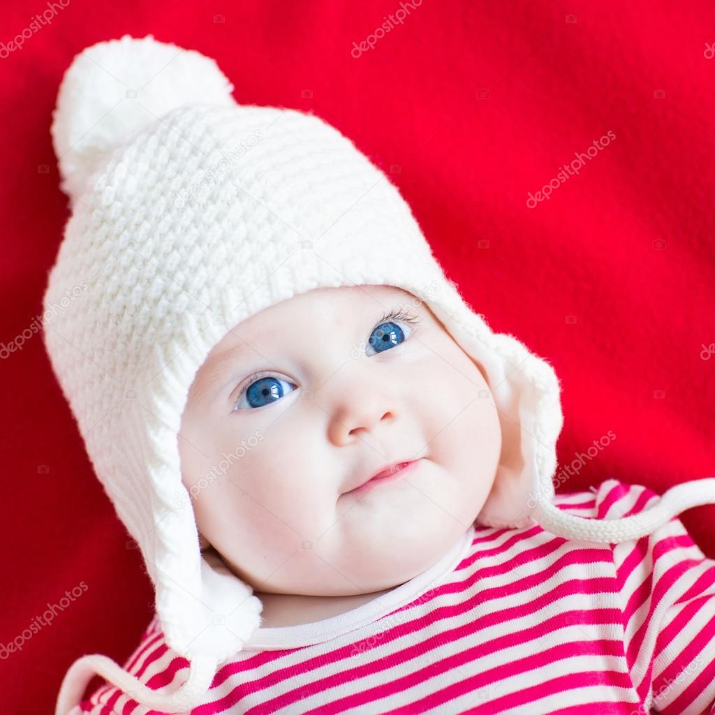 Joyeux Rire Bebe Fille Aux Yeux Bleus Portant Un Chapeau Blanc Image Libre De Droit Par Famveldman C 5445 Joyeux Rire Bebe Fille Aux Yeux Bleus Portant Un Chapeau Blanc Image Libre De Droit Par Famveldman C 5445