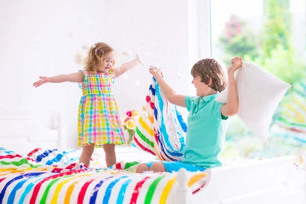 Niños teniendo pelea de almohadas — Foto de Stock