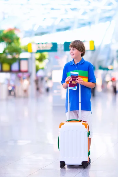 Niño viajando en avión — Foto de Stock