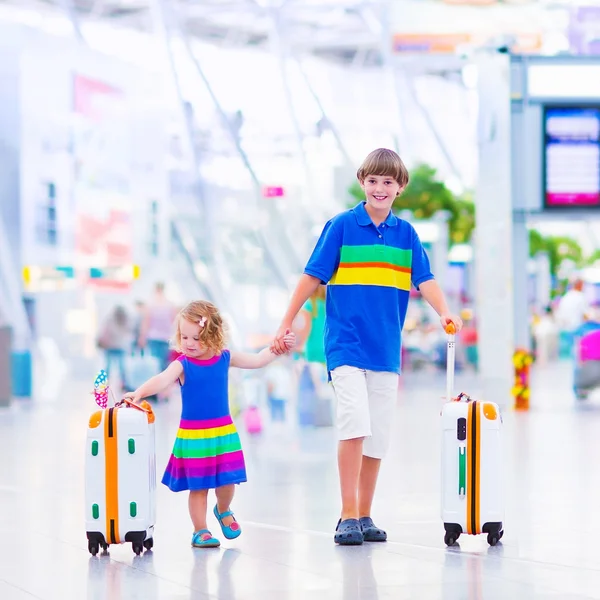 Barn på flyplassen – stockfoto