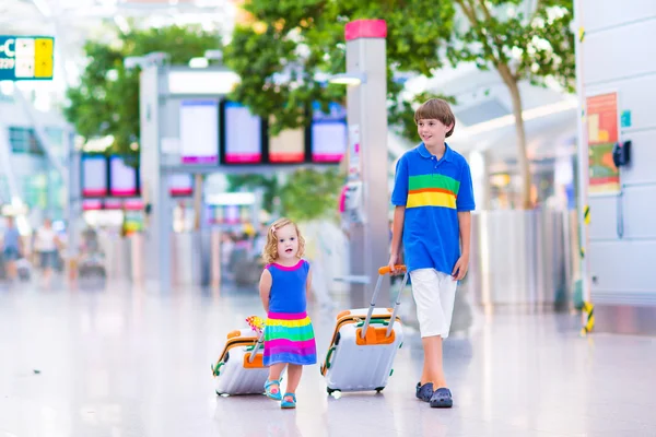 Familie op de luchthaven — Stockfoto