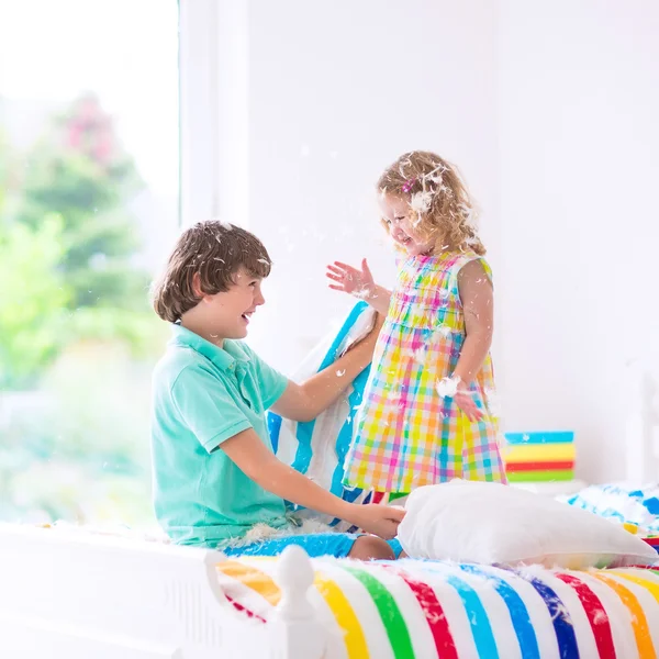 Niños teniendo pelea de almohadas —  Fotos de Stock