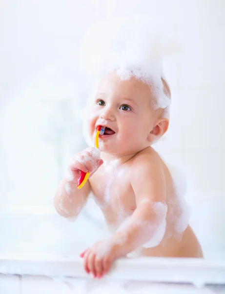 Baby zijn tanden poetsen — Stockfoto