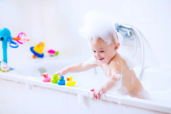 Bebé en el baño — Foto de Stock