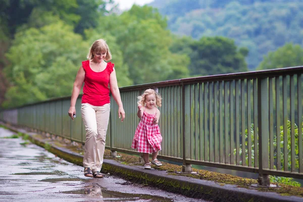 Mor och dotter i en park — Stockfoto