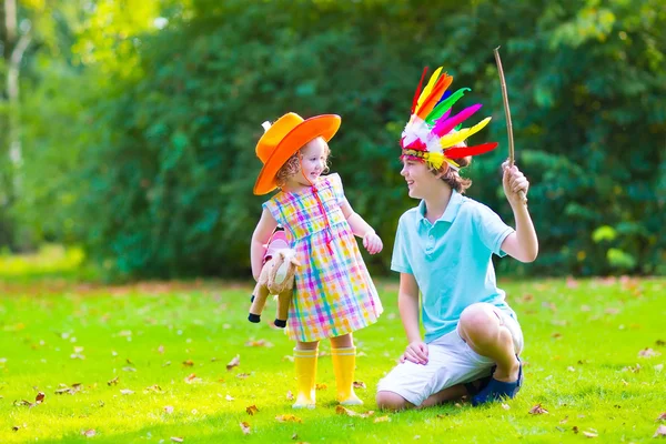 Enfants jouant cow-boy — Photo