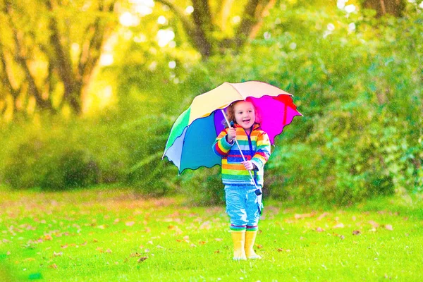 Kleines Mädchen mit Regenschirm — Stockfoto