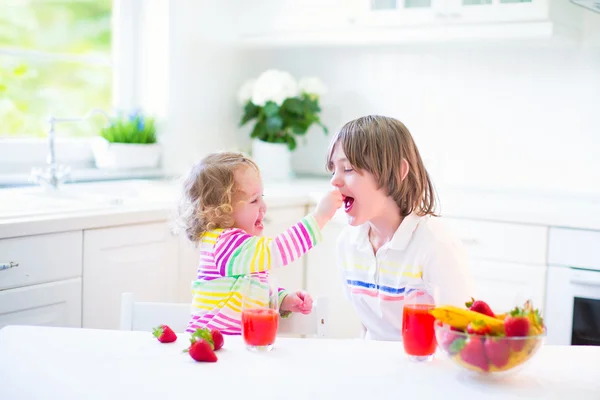 Kids having breakfast — Stock Photo, Image