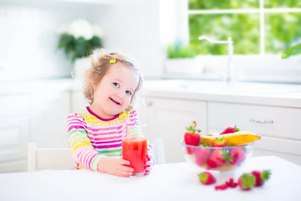 Liten flicka med frukost — Stockfoto