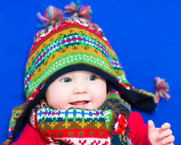 Bebê em um chapéu de inverno — Fotografia de Stock