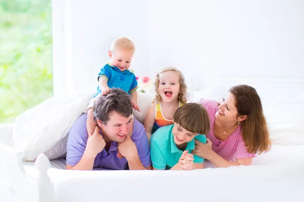 Grote en gelukkige familie in een bed — Stockfoto