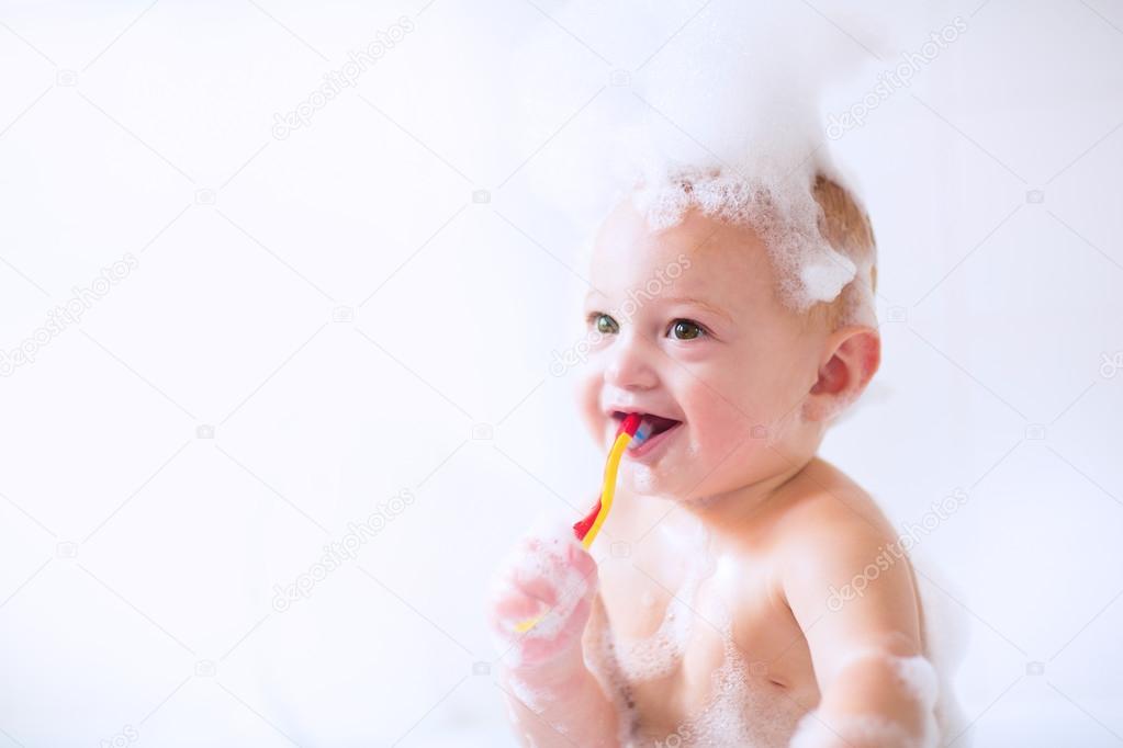 Bebe Dans Le Bain Image Libre De Droit Par Famveldman C 5565 Bebe Dans Le Bain Image Libre De Droit Par Famveldman C 5565