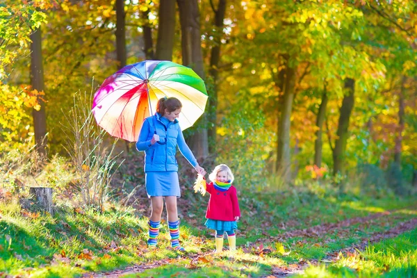 Mor och dotter i en park — Stockfoto