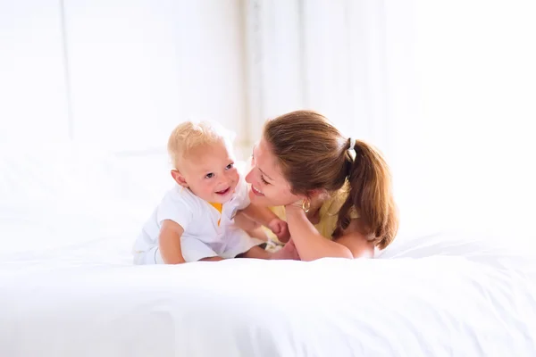 Bebé y madre en la cama — Foto de Stock