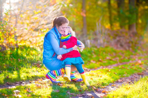 Anne ve kızı bir parkta — Stok fotoğraf