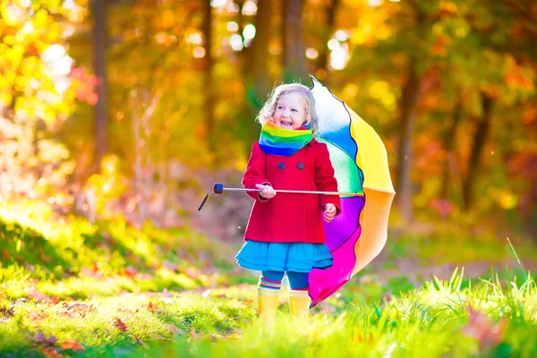 Little girl in an autumn park — Stock Photo, Image