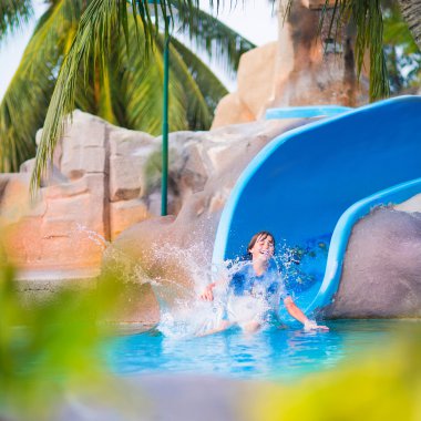 çocuk üzerinde su kaydırağı