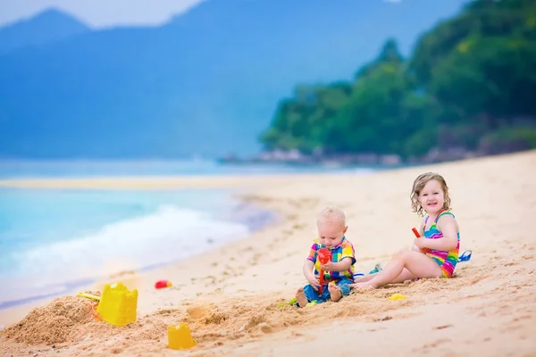 Діти на пляжі — стокове фото