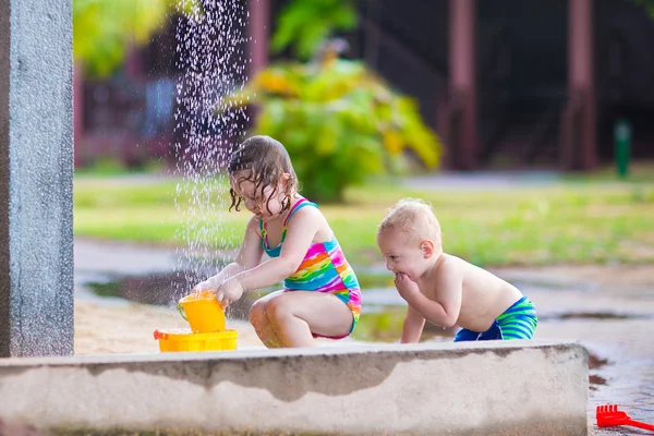 Enfants sous une douche extérieure — Photo