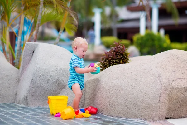 Baby at pool side — Stock Photo, Image