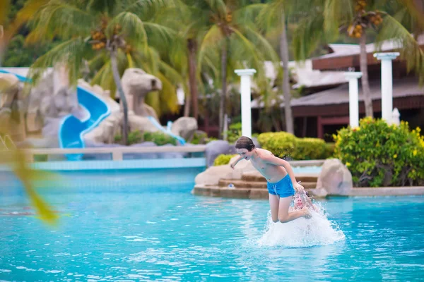 Boy jumping in swimming pool — Stock Photo, Image
