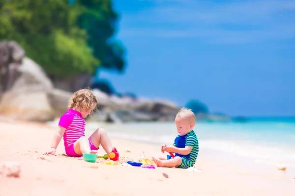 Bambini in spiaggia — Foto Stock