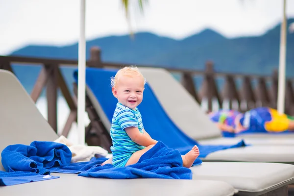Bebé feliz en la piscina —  Fotos de Stock