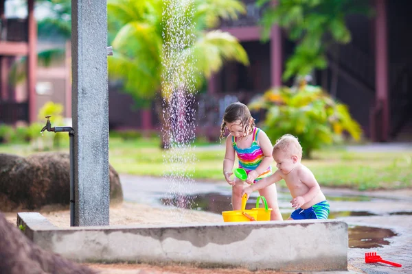Crianças em um chuveiro ao ar livre — Fotografia de Stock
