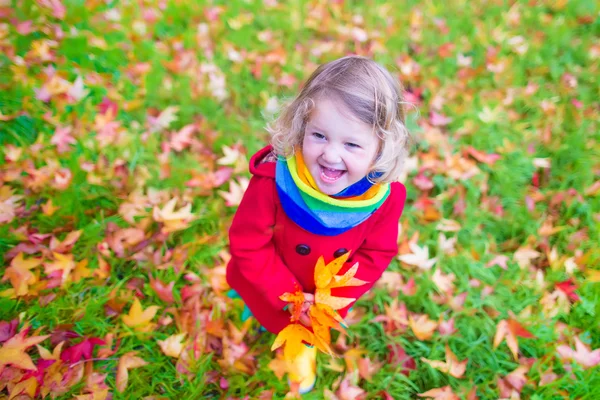 Petite fille dans un parc d'automne — Photo