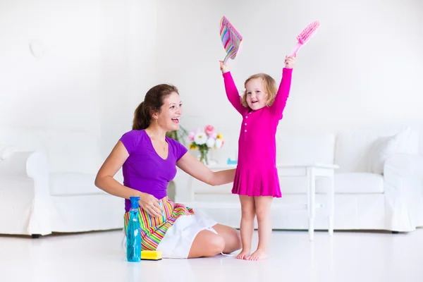 Madre e hija barriendo el suelo — Foto de Stock