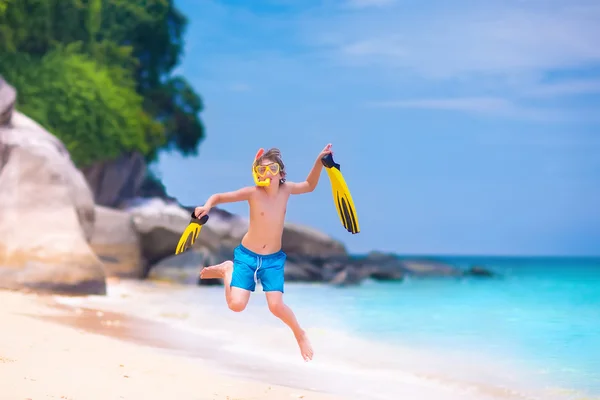 Barn på en strand — Stockfoto